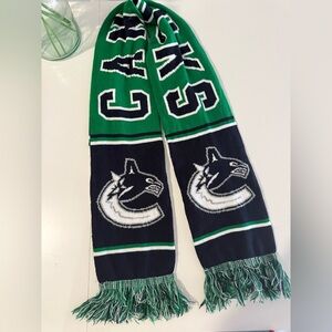 Canucks Reversible skate and orca Canucks Scarf one size